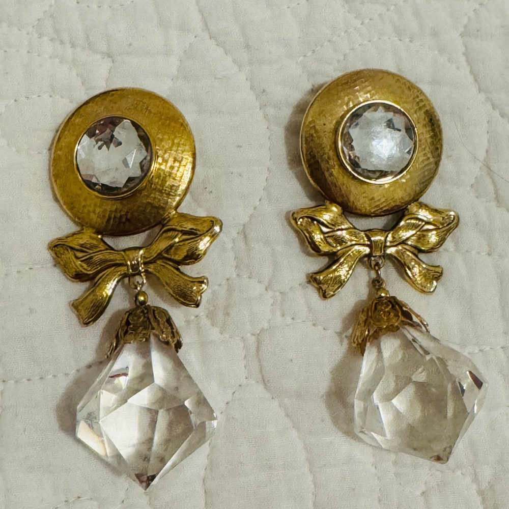 🎀Amazing big and bold bows and bling clip on vintage earrings 🎀